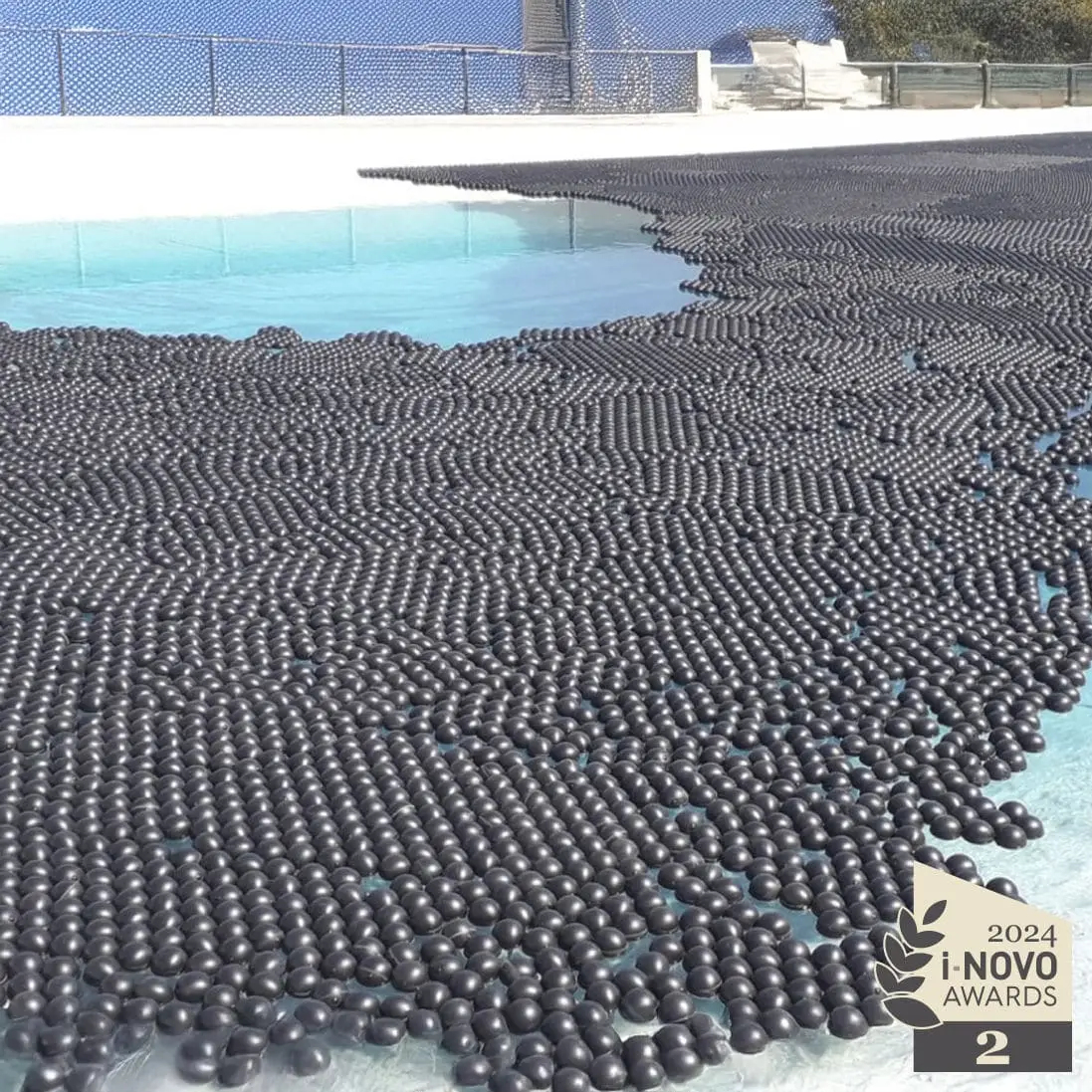 Couverture flottante contre l'évaporation des piscines